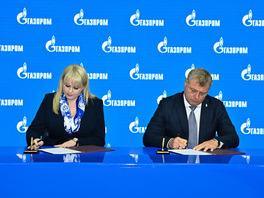 Генеральный директор ООО «Газпром гелий сервис» Любовь Бриш и губернатор Астраханской области Игорь Бабушкин во время подписания