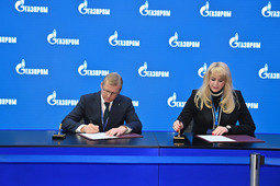 Коммерческий директор ПАО «ДВМП» Денис Канатаев и генеральный директор ООО «Газпром гелий сервис» Любовь Бриш во время подписания Соглашения